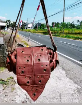 Tas slempang kulit unik coklat