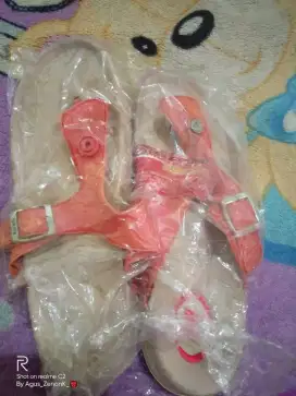 Bermacam sendal karet barang barang lama