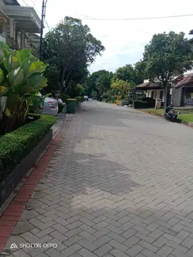 Dijual Rumah lama di komplek elit Cinere, 1 km dari pintu tol andar