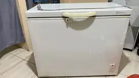 DIJUAL FREEZER ELEKTROLUX KAPASITAS 200L
