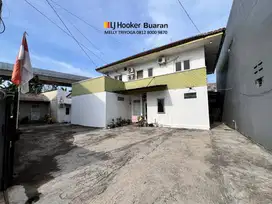 Rumah bergaya modern ini berada di lingkungan strategis. Jatiwaringin,