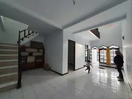 Rumah sangat terawat di dekat taman semi palem karawaci