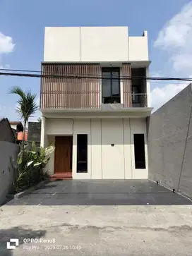 RUMAH 2 LANTAI DEKAT STADION MAGUWOHARJO