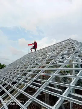Tukang renovasi dan atap