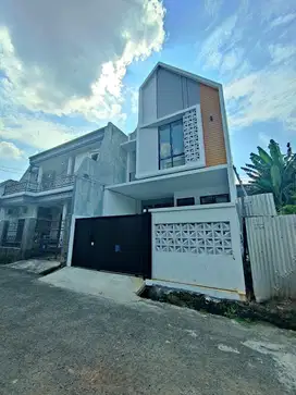 Rumah 3 lantai dalam komplek Bebas banjir di pondok bambu