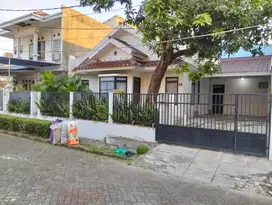 Bintaro Jaya Sektor 5 Parkir Halaman Taman Luas dengan