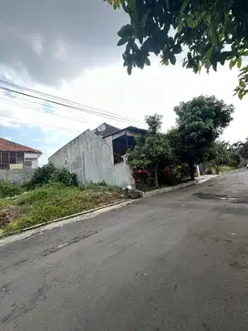 DIJUAL RUMAH HITUNG TANAH JALAN PAPA-PAPA SUHAT KOTA MALANG DEKAT UB