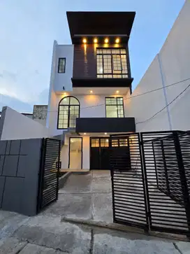 Rumah baru 3 lantai dengan rooftop lokasi strategis di jatinegara