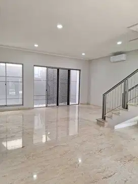 Disewakan Rumah Semi Furnished Golf Island ukuran besar