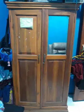 Lemari kayu waru
