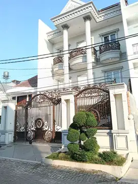 Rumah klasik Mewah 4 lantai dijual semi Furnished Sunter Jakarta Utara