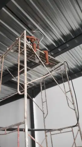 TUKANG HARIAN LEPAS LISTRIK & BANGUNAN