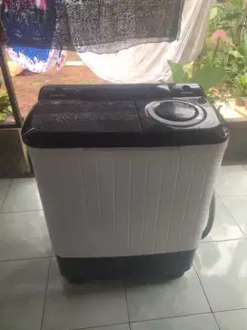 Mesin cuci dua tabung denpoo
