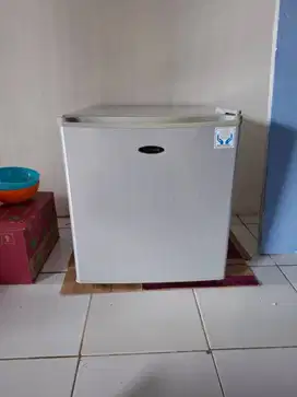 Kulkas portable, baru digunakan untuk anak kost di binus, harus pulang