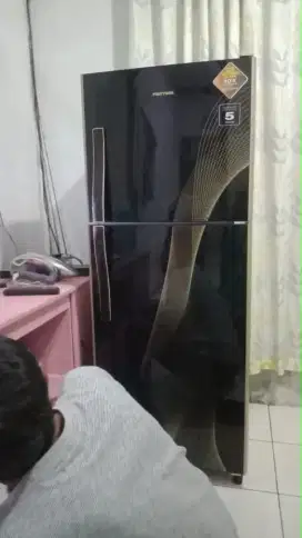 Kulkas merk Polytron dua pintu