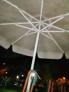 Payung dan bangku bekas