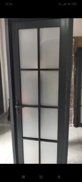 Pintu Kamar Mandi dengan Alumunium tebal 
Kaca 4+4mm
Ukuran 70x200cm