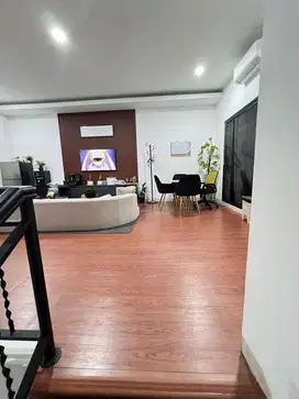 Rumah Modern Lokasi Strategis Dekat Taman Pramuka Sayap Riau Bandung.