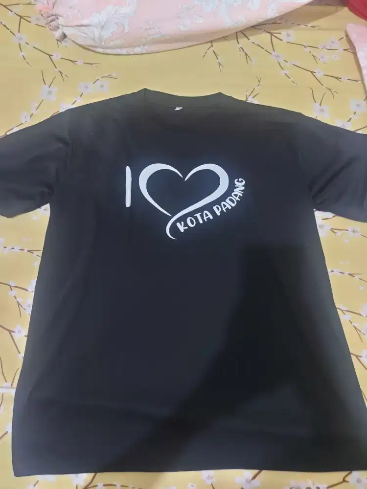 Baju kaos hitam