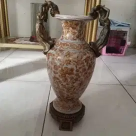 Vas Keramik Gaya Eropa