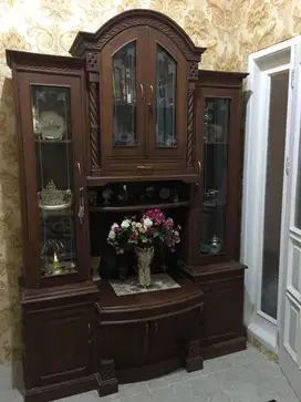 Lemari hias klasik