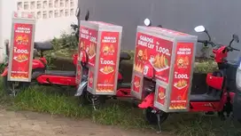 Penjual samosa keliling dengan sepeda listrik