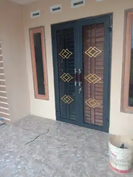 Pintu besi motip dua daun