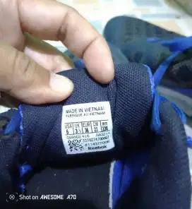 Sepatu Reebok warna biru