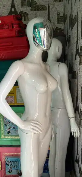 PATUNG BUTIK PAKAIAN SEPERTI BARU