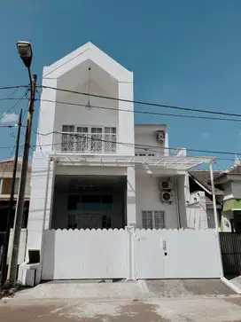 Rumah 5 Kamar Tidur 15 Mnt ke Plaza Taman Harapan Baru J-36042