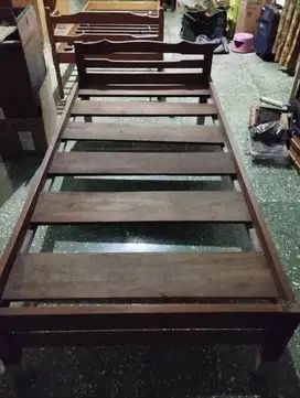 tempat tidur kayu kokoh