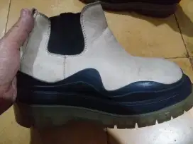 Sepatu boot wanita