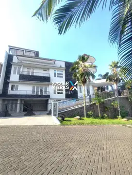 Rumah Mewah Cantik Ada Private Pool Lokasi Elit di Tidar Malang