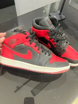 Air jordan 1 mid banned