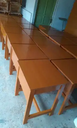 Bangku kayu sekolah