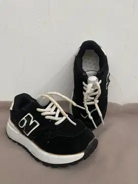 Sepatu anak hitam uk 24