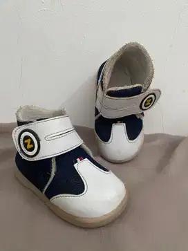 Sepatu anak dongker putih uk 24