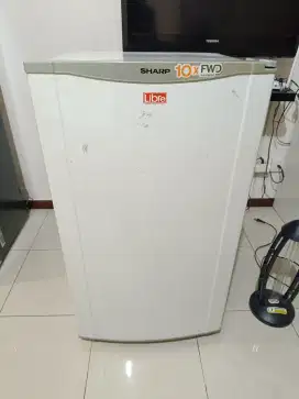 Dijual kulkas 1 pintu Sharp kondisi masih dingin