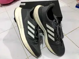 Sepatu running Adidas Pureboost