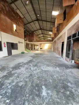 Disewakan Gudang 1.600 m² Manukan – Akses Kontainer & Mezzanine Beton!