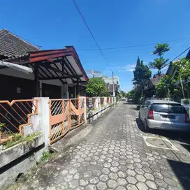 DISEWAKAN RUMAH NYAMAN & LUAS DITENGAH KOTA YOGYAKARTA