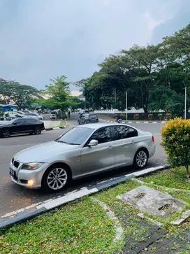 BMW 320i 2010 Bensin