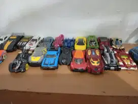 Mobil hotwheels dan trek