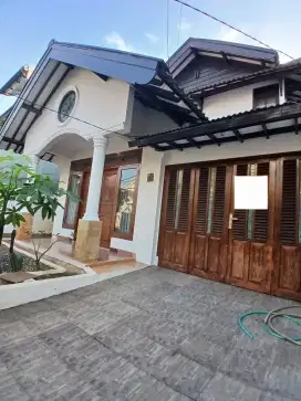 HOT SALE Rumah  siap huni Lokasi strategis di Bintaro Sektor 3A