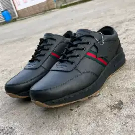 SEPATU SNEAKER PRIA BAHAN KULIT - UKURAN 40