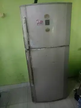 jual kulkas sharp 2 pintu tinggi 1,5 meter