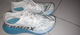 Sepatu running MILLS