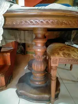 Meja makan bundar Kaca + Kayu jati ukir