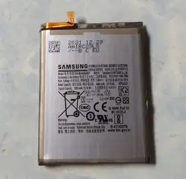 Batere Samsung M22 original bawaan 5000mah atau bisa buat tipe lainnya