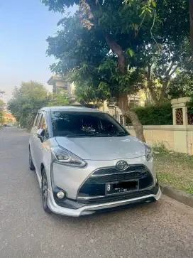 Toyota Sienta Q 2016 Silver Low km